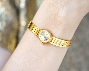 Vintage 20 Micron Gold Allaine 21 Jewels Dainty Incabloc Watch Vintage 20 Micron Gold Allaine 21 Jewels Dainty Incabloc  main image 3