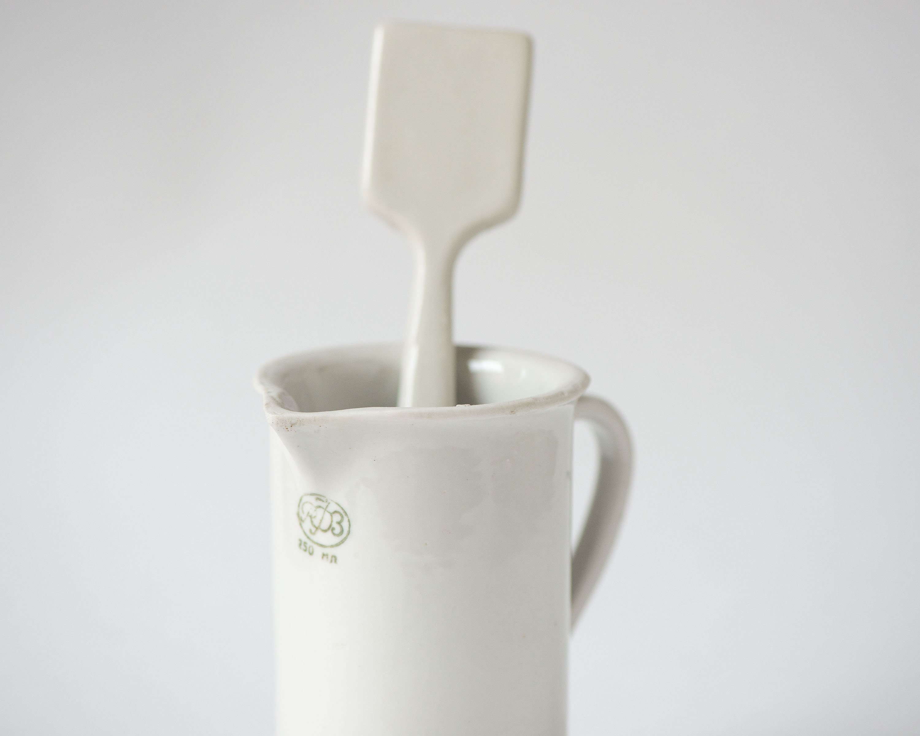 spatule de laboratoire pharmaceutique tasse à mesurer en porcelaine pot bécher émaillée vintage céramique chunky cottage decor cadeau