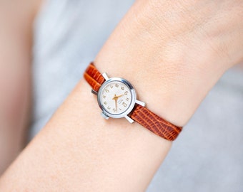 Petite montre Glory pour femme avec cadran rétro inutilisée, montre-bracelet argentée pour femme, cadeau classique de montre-bracelet bijoux, nouveau bracelet en cuir véritable