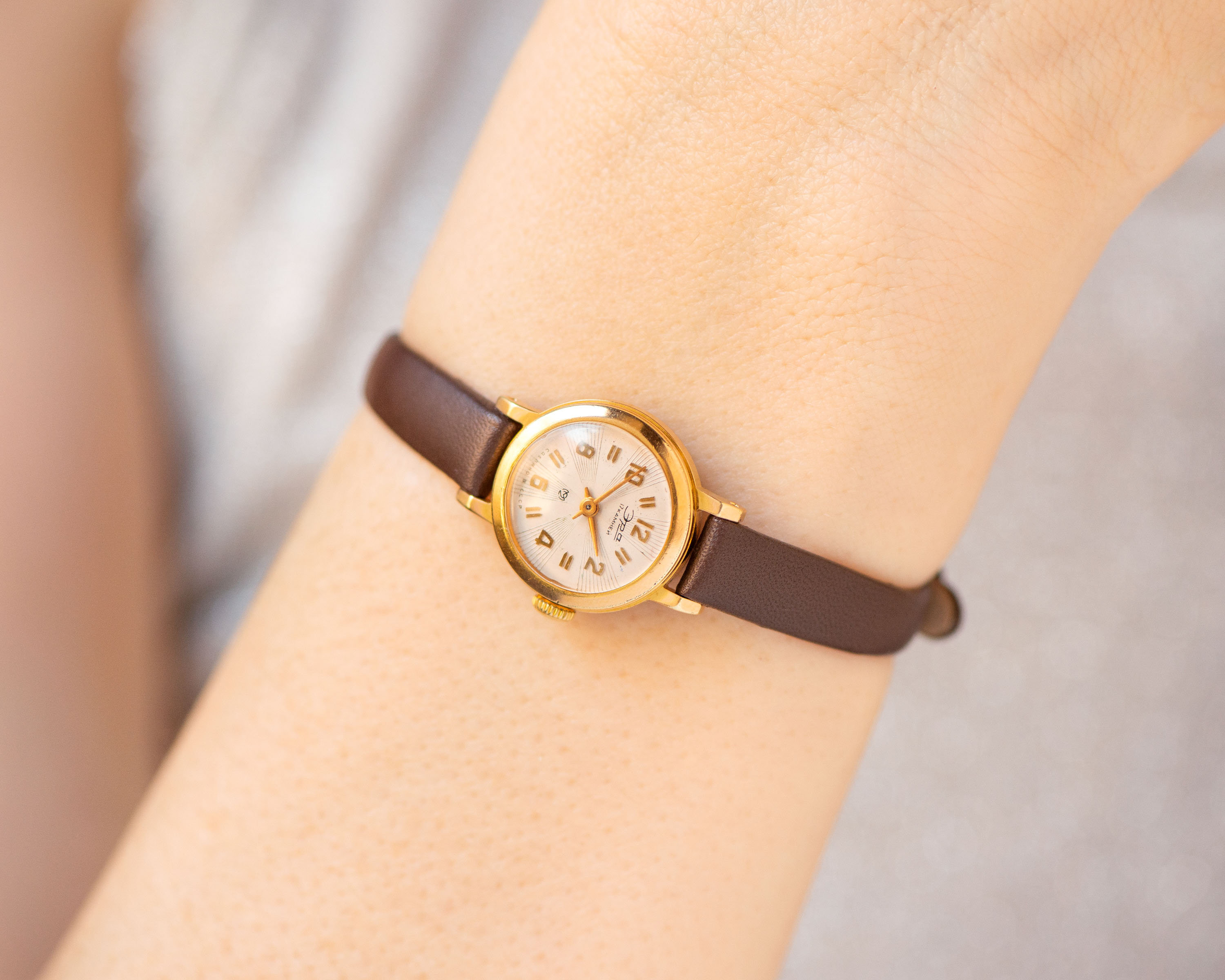 Orologio al quarzo con strass, orologio da polso rotondo analogico al quarzo analogico con cinturino in silicone moda donna – acquista a prezzi convenienti sul marketplace