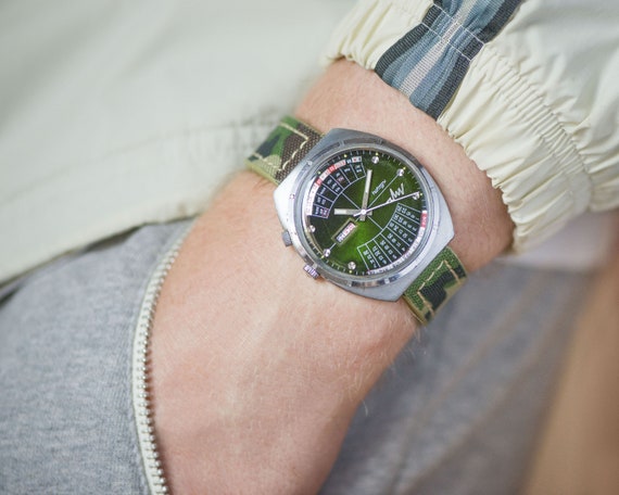 Men's watch quartz, forest green watch chunky, pe… - image 1
