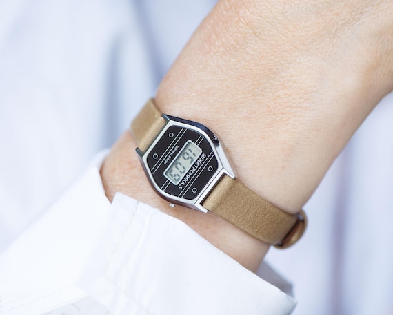 Vintage digital watch women LCD wristwatch ELEKTRONIKA 5, women’s watch minimalist LCD face, old school watch rectangular leather strap