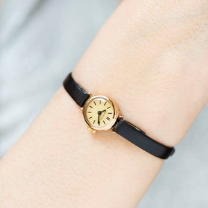 Orologio da polso da donna con quadrante giallo Glory placcato oro, orologio da donna minimalista, regalo di gioielli, orologio classico da ragazza preppy, nuovo cinturino in vera pelle - Italia