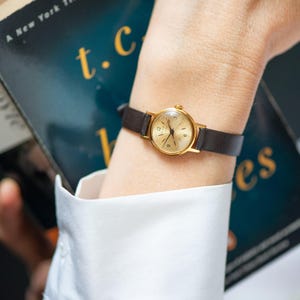 Limited Edition Armbanduhr vergoldet Glory, Damen Retro Uhr minimalist Schmuck Geschenk, zierliche Armbanduhr Vintage, neues Premium Lederband