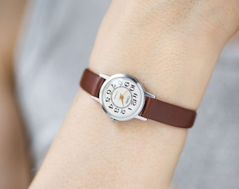 Orologio da donna vintage Glory tonalità argento, orologio da donna minimalista regalo, delicato orologio con cassa rotonda, numeri arabi, nuovo cinturino in pelle premium