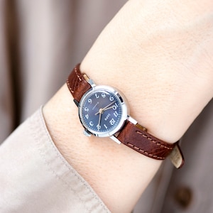 Reloj de mujer azul grisáceo Dawn vintage sin usar, reloj en tono plateado para mujer, regalo de joyería, reloj clásico para dama, nueva correa de cuero de primera calidad