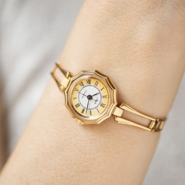 Ladies wristwatch bracelet Roman numerals yellow dial, vintage cocktail watch Ray, gold plated watch 90s woman jewelry gift party accessory