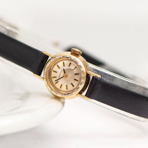 Montre Certina pour femme en or massif 14 carats, petite montre-bracelet pour femme, breloque des années 60, montre minimaliste bijoux pour fille, nouveau bracelet en cuir premium image 3