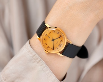 Nuevo reloj unisex antiguo de stock Pobeda chapado en oro, reloj de esfera amarilla minimalista, reloj vintage con números arábigos de regalo, correa de piel nueva de primera calidad