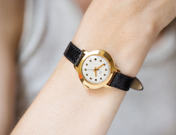 Mint Condition Women Watch Oval Ray Gold Plated Lady Watch