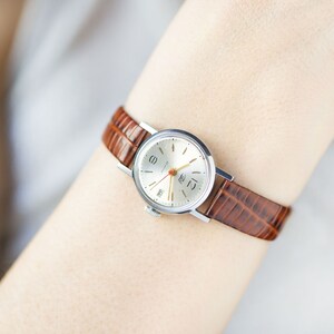 Orologio da donna retrò vintage tonalità argento Dawn, orologio da donna con numeri arabi minimalista, orologio classico da donna con datario, nuovo cinturino in pelle