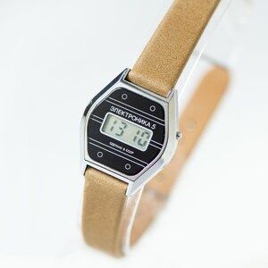 Vintage digital watch women LCD wristwatch ELEKTRONIKA 5, women’s watch minimalist LCD face, old school watch rectangular leather strap image 3