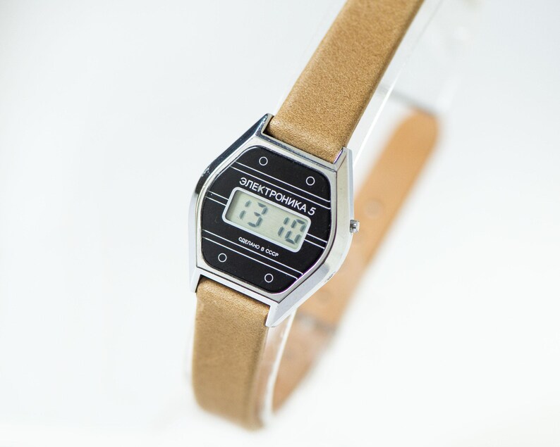 Vintage digital watch women LCD wristwatch ELEKTRONIKA 5, women’s watch minimalist LCD face, old school watch rectangular leather strap image 3