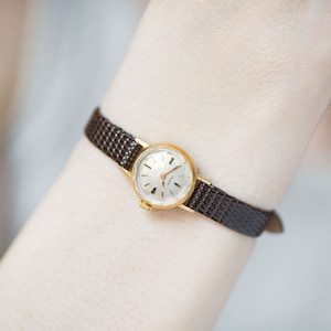 Kleine schicke Armbanduhr für Frauen vergoldet Seagull, minimalistische Armbanduhr feminin Schmuck Geschenk, Mikro Armbanduhr eckige Abdeckung, neues Leder Band