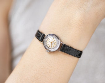 Reloj de mujer inspirado en el arte pop americano Glory, reloj de señora de tono plateado pequeño, reloj de pulsera de cóctel para regalo de mujer, nueva correa de cuero de primera calidad