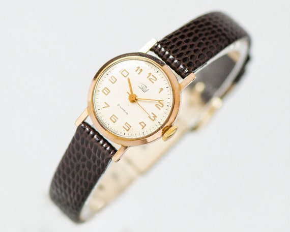 Orologio da donna classico Dawn, orologio da polso da donna vintage placcato in oro, quadrante con numeri arabi, gioiello protetto dalla polvere, nuovo cinturino in pelle di alta qualità - Italia