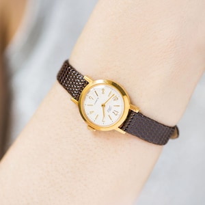 Klassische Damenuhr Dawn vergoldet, Neuwertige Damenuhr Vintage 60er Jahre, minimalistische Uhr zierliches Schmuckgeschenk, Lederarmband neu