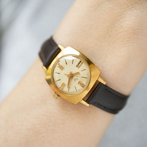 Chunky self-winding women&#39;s wristwatch gold plated Ray, classic lady watch square 70s, fashionista watch tomboy style, new leather band