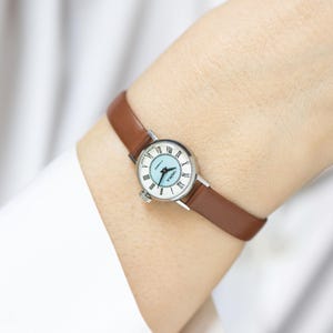Klassisk damklocka med blå urtavla, vintage armbandsur rund, liten presentklocka för kvinnor, mås, retro, nytt läderarmband
