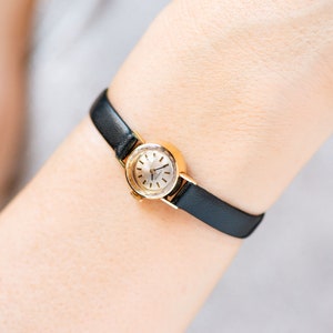 Montre Certina pour femme en or massif 14 carats, petite montre-bracelet pour femme, breloque des années 60, montre minimaliste bijoux pour fille, nouveau bracelet en cuir premium image 1