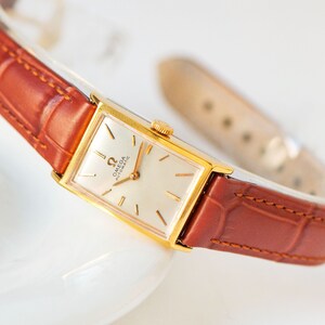 Montre femme OMEGA automatique plaquée or, montre suisse vintage vintage , montre-bracelet tank pour femme cal 660, cadeau bijou délicat, nouveau bracelet en cuir premium image 2