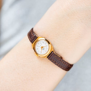 New old stock Damenuhr vergoldet Dawn, Vintage klassische Damenuhr kleines Schmuck Geschenk, Armbanduhr für Damen, neues Premium Lederband