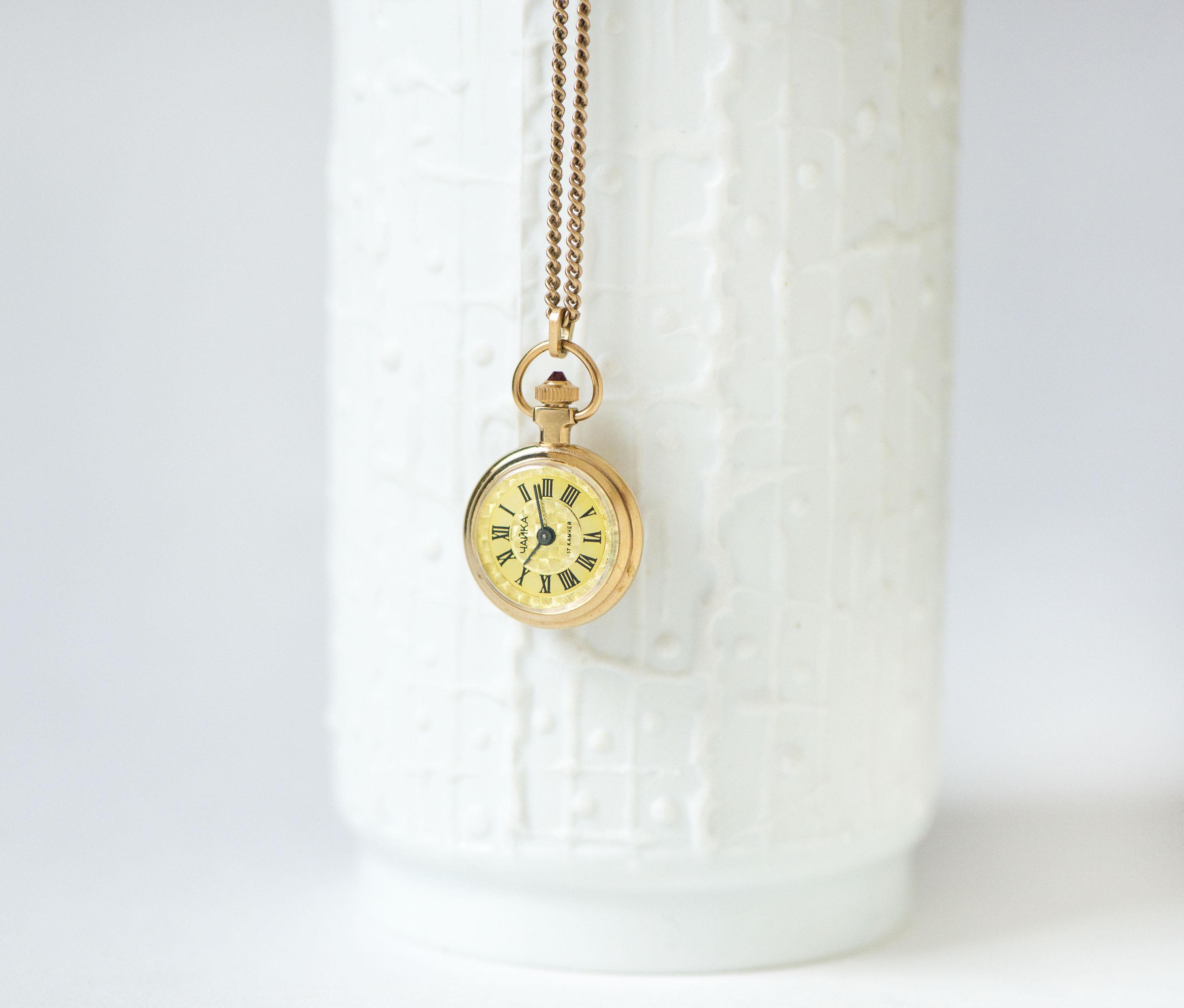 TalkJoy Orologio Parlante A Ciondolo Con Catena – Voce In Tedesco – Quadrante Analogico Con Numeri Grandi – Sveglia E Annuncio Orario Automatico – Per Anziani, Non Vedenti E Ipovedenti – Oro