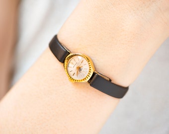 JewelryWe Orologio Analogico Da Uomo E Donna Con Calendario, Numeri Romani E Zirconi - Impermeabile 30m, Regalo Con Borsa