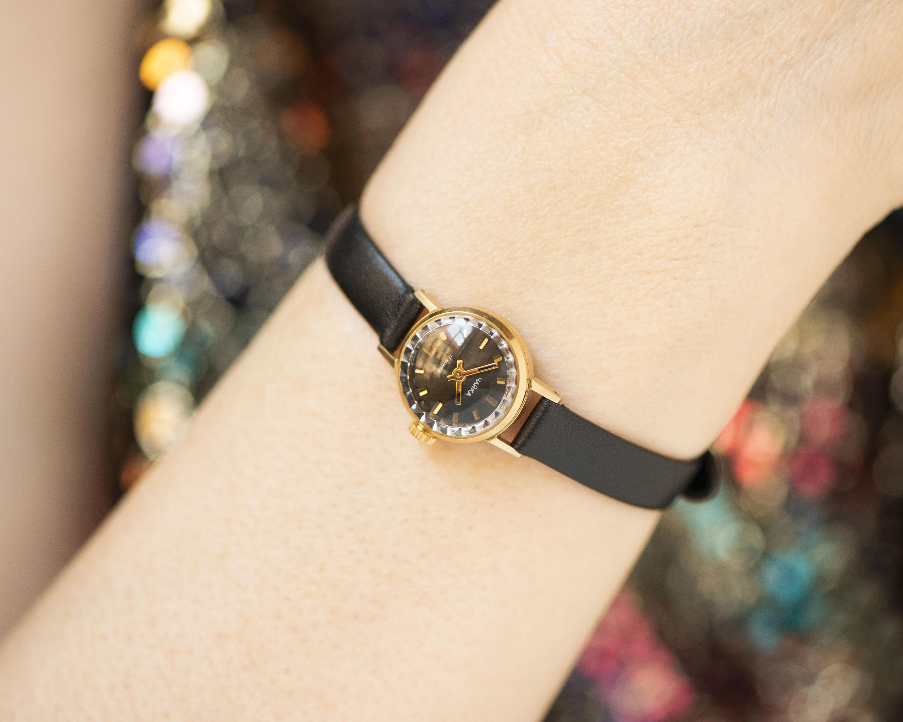 Zeer zeldzaam dameshorloge met zwarte wijzerplaat Seagull verguld