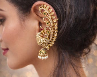 Pendientes tipo Jhumka con forma de pavo real, joyería nupcial llamativa en oro antiguo.