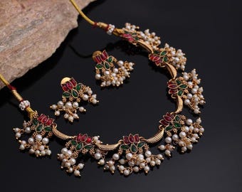 Conjunto de collar con collar de flor de loto del sur de la India, gargantilla nupcial chapada en oro, perlas rojas y verdes.