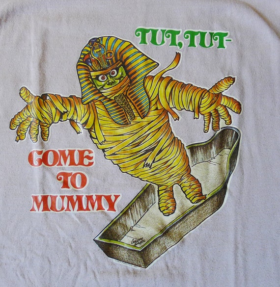 Vintage 1977 Come to Mummy Beige Iron On T Shirt … - image 1