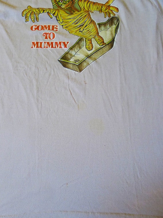 Vintage 1977 Come to Mummy Beige Iron On T Shirt … - image 5