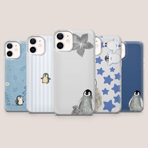 Könnte beinhalten: Fünf transparente Smartphone-Hüllen mit verschiedenen Designs, darunter hellblaue Streifen, blaue Sterne, eine graue Blume und Pinguin-Illustrationen. Jede Hülle verfügt über einen Ausschnitt für die Dual-Kamera an der oberen Ecke.