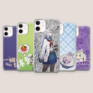 Könnte beinhalten: Fünf Handyhüllen mit Illustrationen im Anime-Stil. Die Hüllen weisen verschiedene Designs auf, darunter eine Figur in Schuluniform, eine Figur in einer Schüssel und andere Grafiken im Anime-Stil. Die Hüllen sind in Lila, Grün und Blau gehalten.
