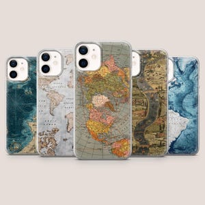 Op de afbeelding: Vijf telefoonhoesjes met vintage kaartontwerpen. De hoesjes tonen gedetailleerde illustraties van wereldkaarten in verschillende kleurenschema's, waaronder blauw, groen en sepiatinten. De hoesjes zijn gemaakt van transparant plastic.