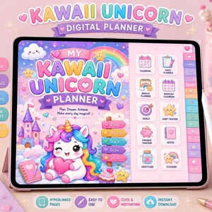 Pu&ograve; includere: Un tablet digitale che mostra un'interfaccia di pianificazione My Kawaii Unicorn con un tema arcobaleno pastello. Lo schermo presenta un unicorno dei cartoni animati, un castello e varie icone per calendario, pianificatore e tracker.