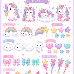 Pu&ograve; includere: Un foglio di adesivi intitolato KAWAII UNICORN STICKERS che presenta varie illustrazioni tra cui unicorni, arcobaleni, stelle, nuvole, cuori, fiocchi, bacchette magiche e cupcake in colori pastello con faccine sorridenti su sfondo bianco.