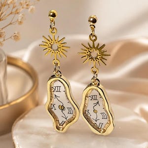 Pendientes colgantes de reloj de oro fundido con estrella dorada, números romanos, joyería única de resina UV, regalo para ella.