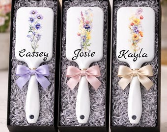 Niestandardowa szczotka do włosów w kształcie bukietu kwiatowego z kokardą | Wybierz spośród 12 wzorów | Duża biała szczotka | Prezenty dla niej | Pomysły na prezent dla druhny