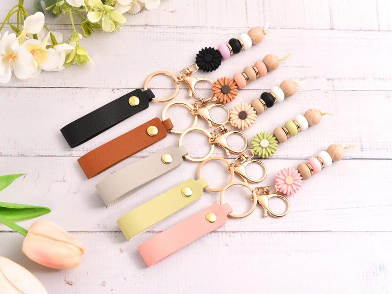 Delicate Daisy Beaded Key Ring,custom Name on Faux Leather,handmade ...