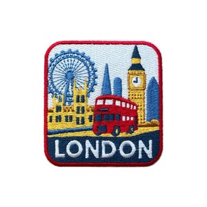 Puede incluir: Parche bordado con los monumentos de Londres. El diseño incluye el London Eye, el Big Ben, un autobús de dos pisos rojo y la palabra "LONDON" en letras blancas. El parche tiene un borde rojo.