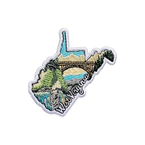 Op de afbeelding: Geborduurde patch in de vorm van West Virginia, met een brug, bergen en de naam van de staat. De patch heeft een witte rand en toont de natuurlijke schoonheid van de staat met groene, blauwe en bruine kleuren.