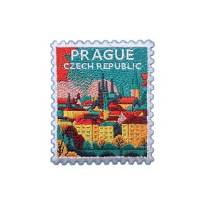 Peut inclure: Écusson brodé représentant Prague, République tchèque, dans un motif de timbre-poste. L'écusson présente des bâtiments aux toits rouges, aux murs jaunes et aux arbres verts, sur fond de ciel turquoise et rouge. Le mot "PRAGUE" est en haut.