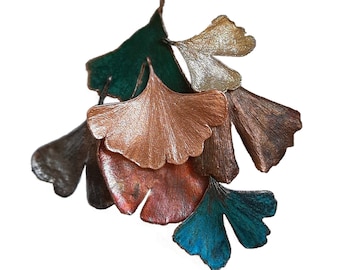 Ciondolo foglia vera ginkgo biloba elettroformata in rame, argento, palladio, verderame, blu, arcobaleno, nero