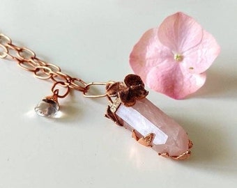 ciondolo e collana punta di quarzo rosa con foglie efiori veri in rame