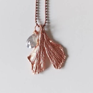 Collana botanica, una vera foglia di ginkgo biloba con piccole gemme a scelta, labradorite, pietra di luna arcobaleno, prasiolite, ametista.