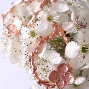 Pu&ograve; includere: Una delicata collana floreale in oro rosa con un delicato design floreale. La collana &egrave; realizzata in metallo e ha un aspetto delicato e femminile.