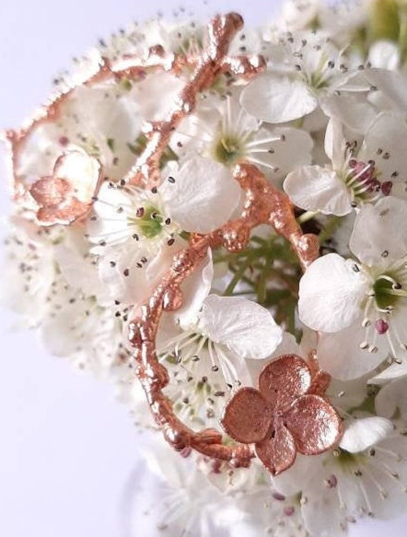 Pu&ograve; includere: Una delicata collana floreale in oro rosa con un delicato design floreale. La collana &egrave; realizzata in metallo e ha un aspetto delicato e femminile.