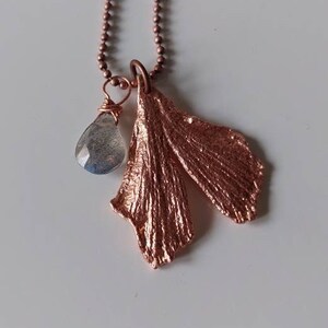 Collana botanica, una vera foglia di ginkgo biloba con piccole gemme a scelta, labradorite, pietra di luna arcobaleno, prasiolite, ametista. Bild 5